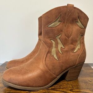 Pop Womens Nash Cognac/Gold Stacked Heel Booties NWT Size 9